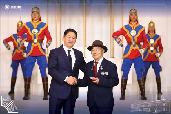 АШУҮИС-ИЙН ХҮНДЭТ ДОКТОР, ПРОФЕССОР Т.БАТСҮХ МОНГОЛ УЛСЫН “АРДЫН БАГШ” ЦОЛООР ШАГНАГДСАНД БАЯР ХҮРГЭЖ, СУРГАН ХҮМҮҮЖҮҮЛЭХ ИХ ҮЙЛСЭД ТАНЬ УЛАМ ИХ АМЖИЛТ ХҮСЬЕ!